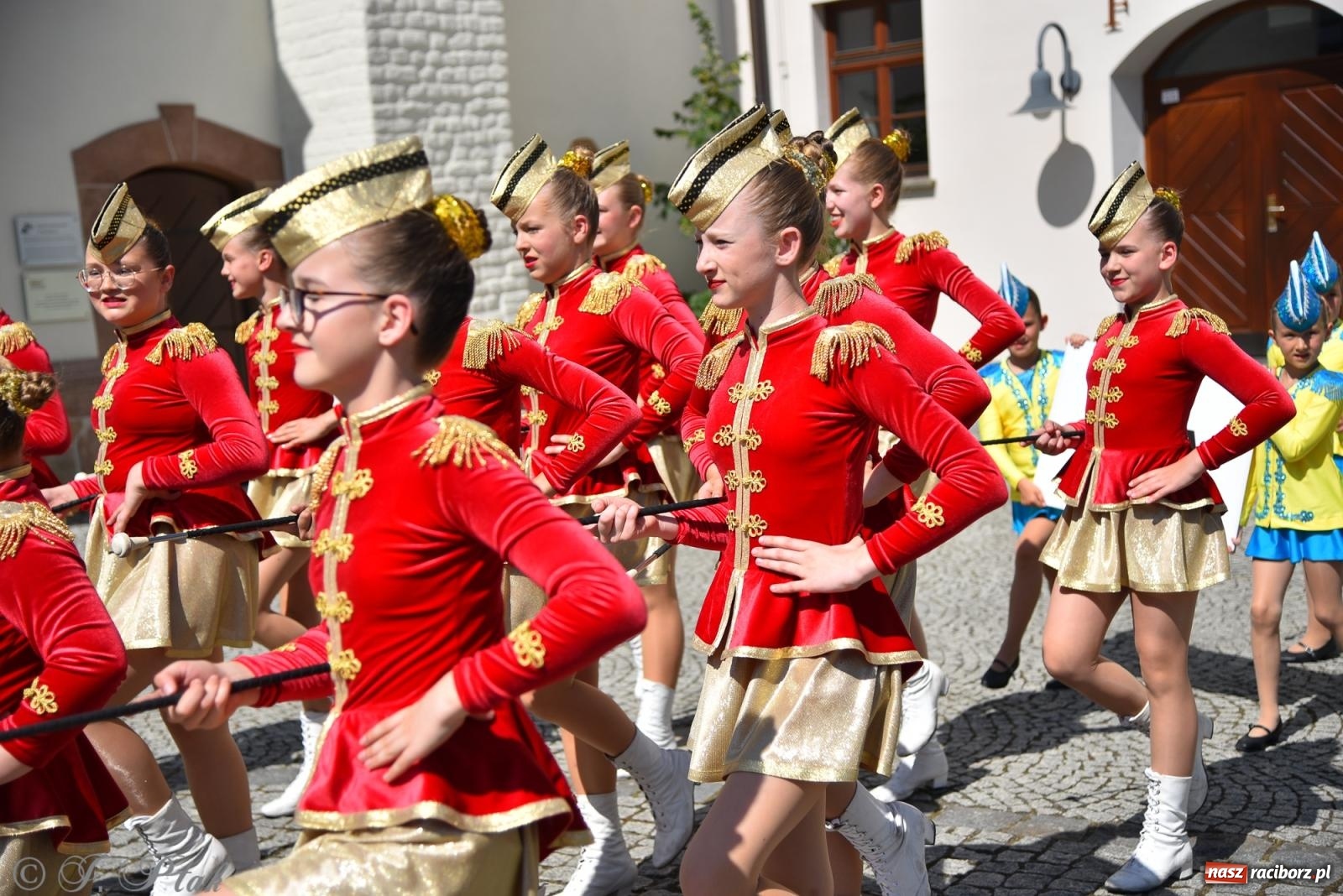 Zdjęcie w galerii na portalu naszraciborz.pl: Śląska mozaika na zamku. Korowód i barwy kultur na dziedzińcu Piastów wiadomości z regionu