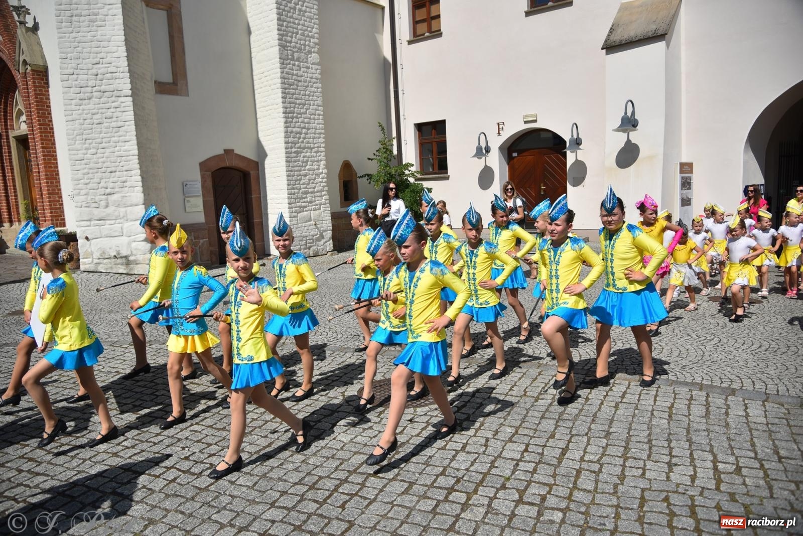 Zdjęcie w galerii na portalu naszraciborz.pl: Śląska mozaika na zamku. Korowód i barwy kultur na dziedzińcu Piastów wiadomości z regionu