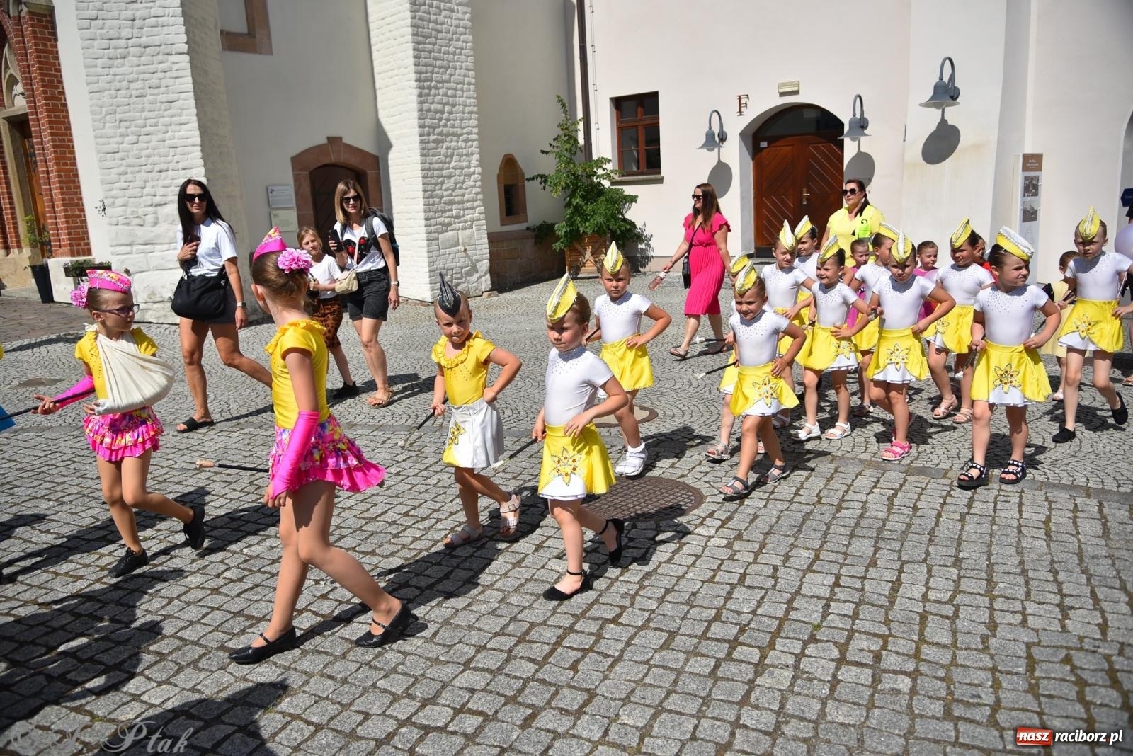 Zdjęcie w galerii na portalu naszraciborz.pl: Śląska mozaika na zamku. Korowód i barwy kultur na dziedzińcu Piastów wiadomości z regionu