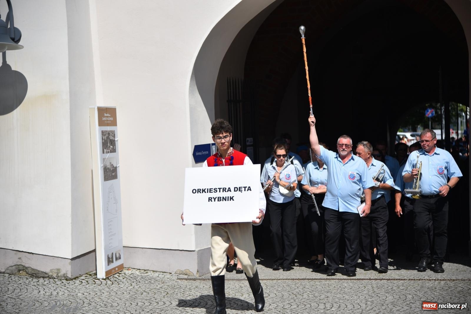 Zdjęcie w galerii na portalu naszraciborz.pl: Śląska mozaika na zamku. Korowód i barwy kultur na dziedzińcu Piastów wiadomości z regionu