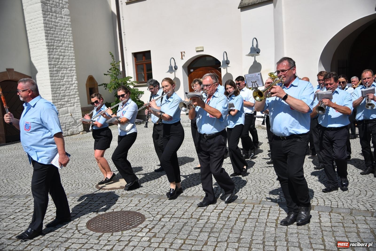 Zdjęcie w galerii na portalu naszraciborz.pl: Śląska mozaika na zamku. Korowód i barwy kultur na dziedzińcu Piastów wiadomości z regionu