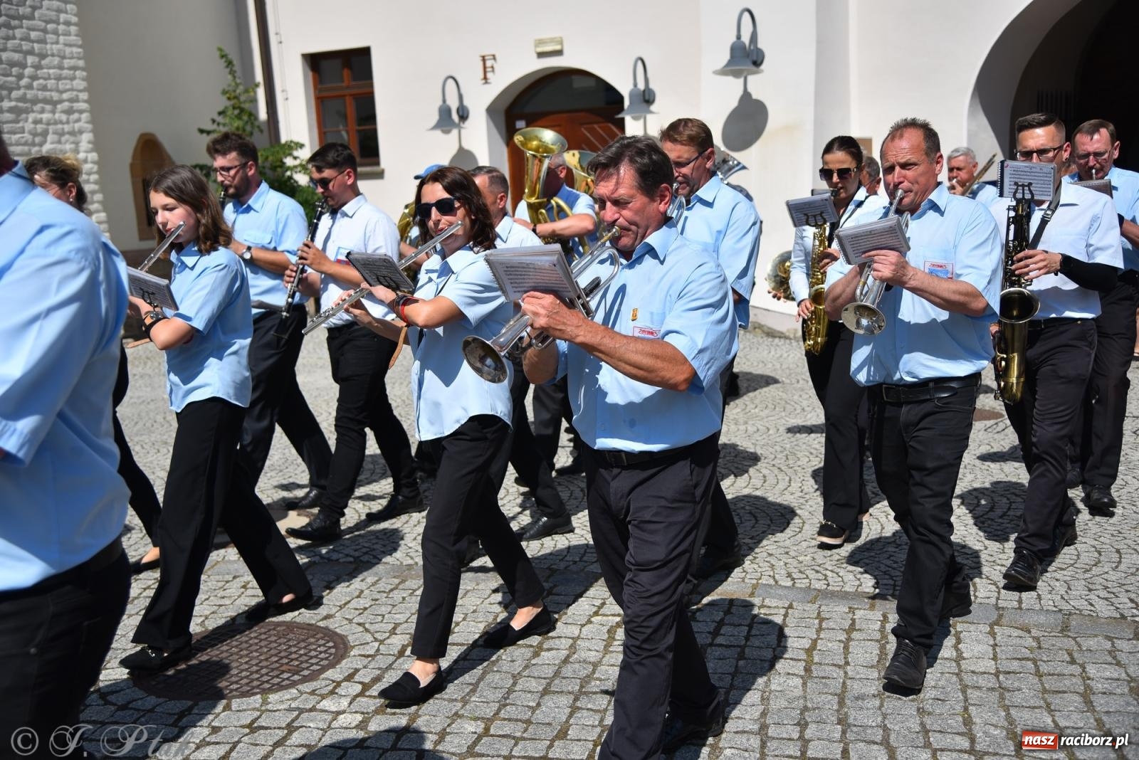 Zdjęcie w galerii na portalu naszraciborz.pl: Śląska mozaika na zamku. Korowód i barwy kultur na dziedzińcu Piastów wiadomości z regionu