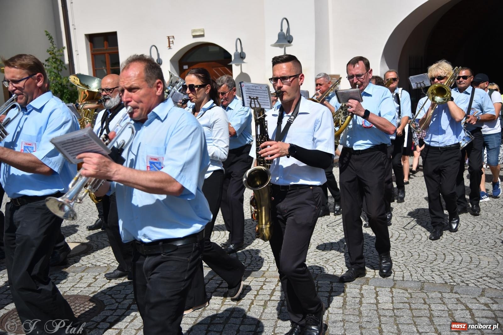 Zdjęcie w galerii na portalu naszraciborz.pl: Śląska mozaika na zamku. Korowód i barwy kultur na dziedzińcu Piastów wiadomości z regionu
