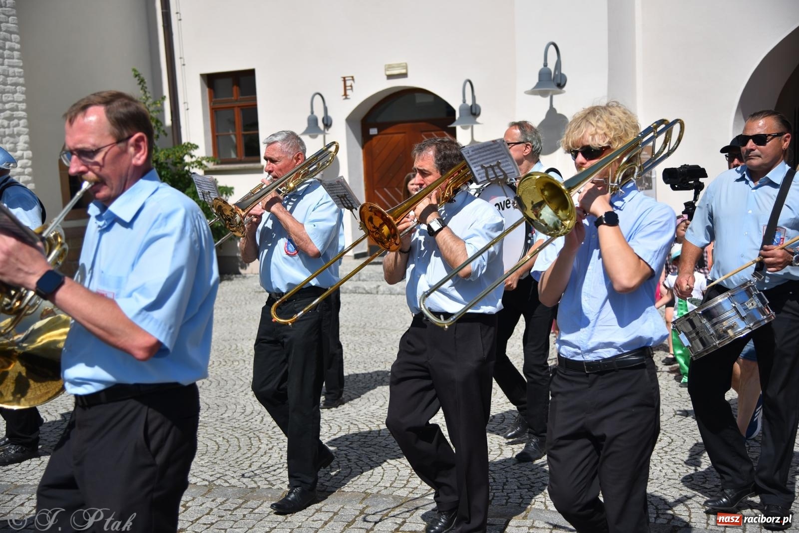 Zdjęcie w galerii na portalu naszraciborz.pl: Śląska mozaika na zamku. Korowód i barwy kultur na dziedzińcu Piastów wiadomości z regionu