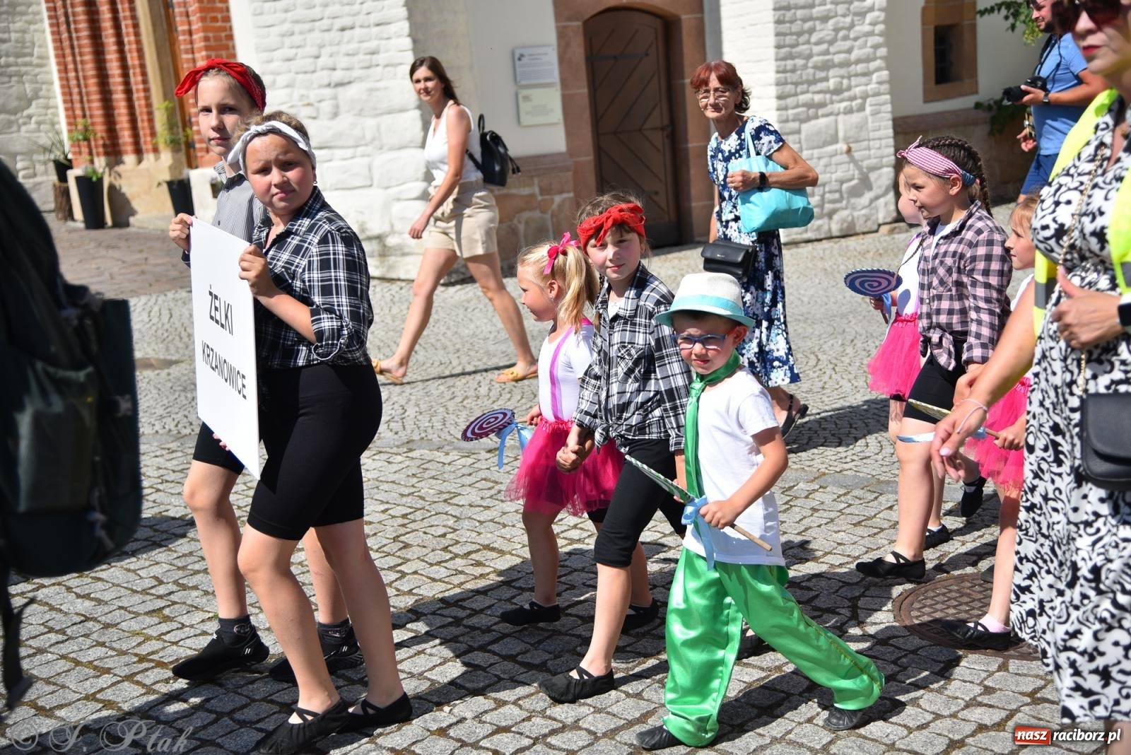 Zdjęcie w galerii na portalu naszraciborz.pl: Śląska mozaika na zamku. Korowód i barwy kultur na dziedzińcu Piastów wiadomości z regionu