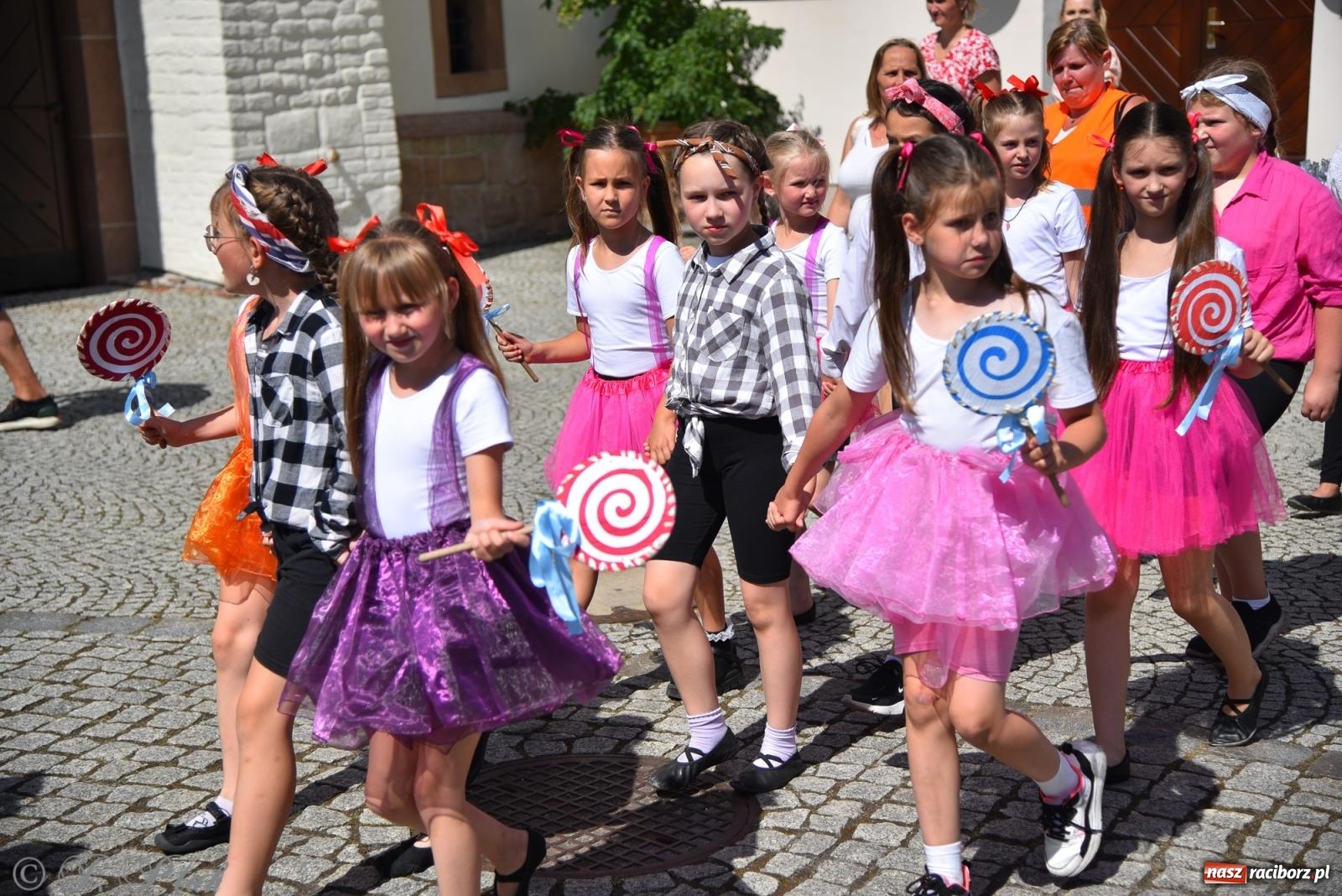 Zdjęcie w galerii na portalu naszraciborz.pl: Śląska mozaika na zamku. Korowód i barwy kultur na dziedzińcu Piastów wiadomości z regionu