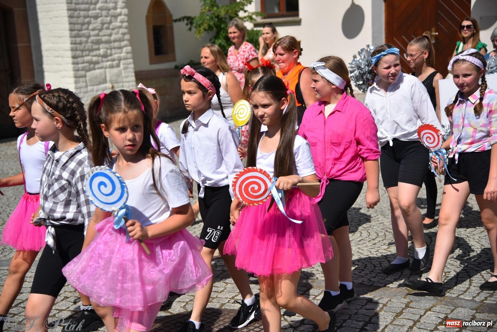 Zdjęcie w galerii na portalu naszraciborz.pl: Śląska mozaika na zamku. Korowód i barwy kultur na dziedzińcu Piastów wiadomości z regionu