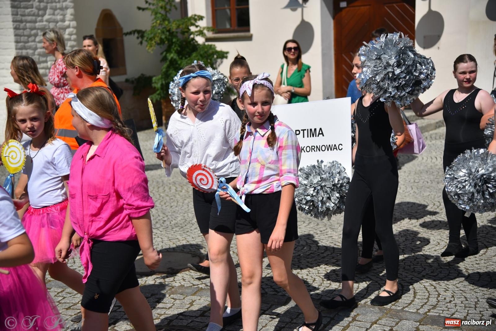 Zdjęcie w galerii na portalu naszraciborz.pl: Śląska mozaika na zamku. Korowód i barwy kultur na dziedzińcu Piastów wiadomości z regionu
