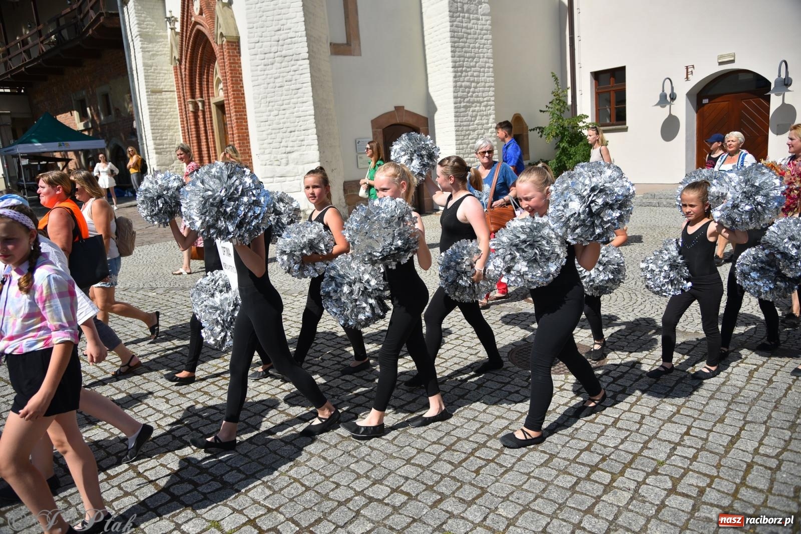 Zdjęcie w galerii na portalu naszraciborz.pl: Śląska mozaika na zamku. Korowód i barwy kultur na dziedzińcu Piastów wiadomości z regionu