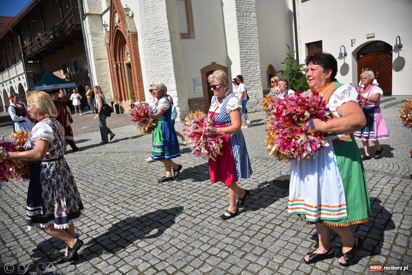 Zdjęcie w galerii na portalu naszraciborz.pl: Śląska mozaika na zamku. Korowód i barwy kultur na dziedzińcu Piastów wiadomości z regionu
