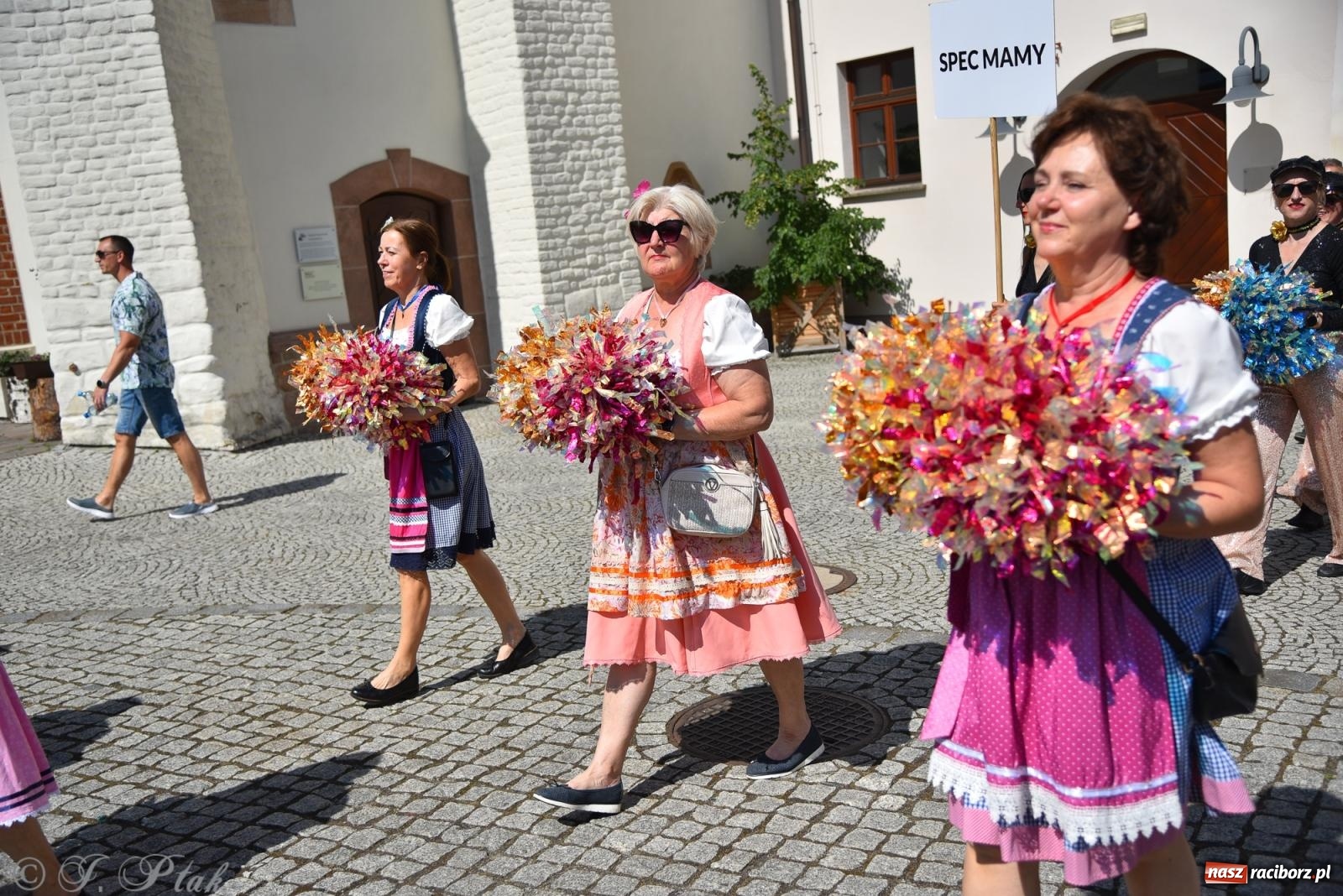 Zdjęcie w galerii na portalu naszraciborz.pl: Śląska mozaika na zamku. Korowód i barwy kultur na dziedzińcu Piastów wiadomości z regionu