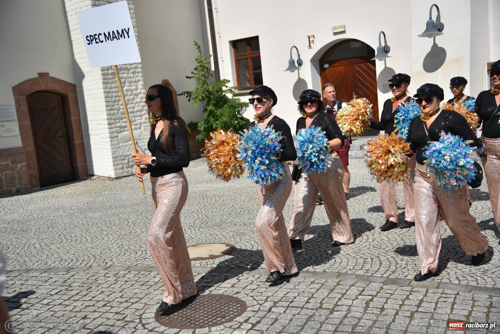 Zdjęcie w galerii na portalu naszraciborz.pl: Śląska mozaika na zamku. Korowód i barwy kultur na dziedzińcu Piastów wiadomości z regionu