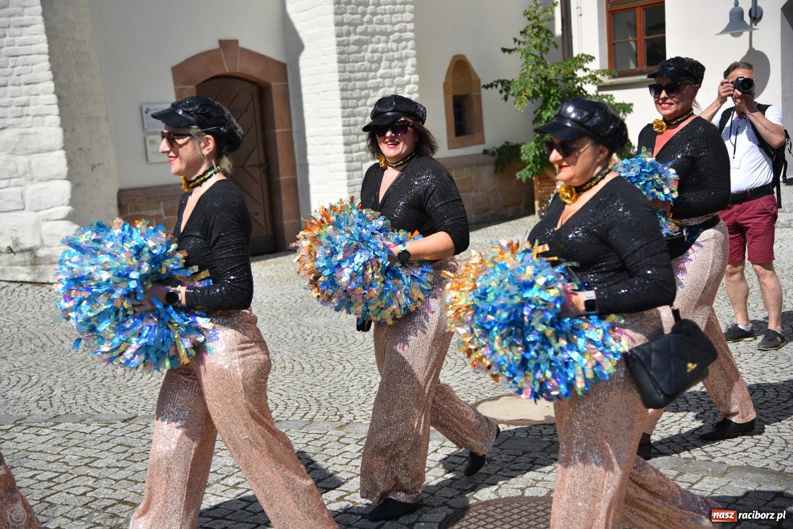 Zdjęcie w galerii na portalu naszraciborz.pl: Śląska mozaika na zamku. Korowód i barwy kultur na dziedzińcu Piastów wiadomości z regionu