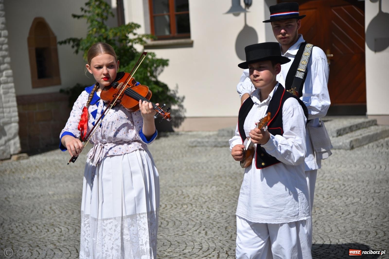 Zdjęcie w galerii na portalu naszraciborz.pl: Śląska mozaika na zamku. Korowód i barwy kultur na dziedzińcu Piastów wiadomości z regionu