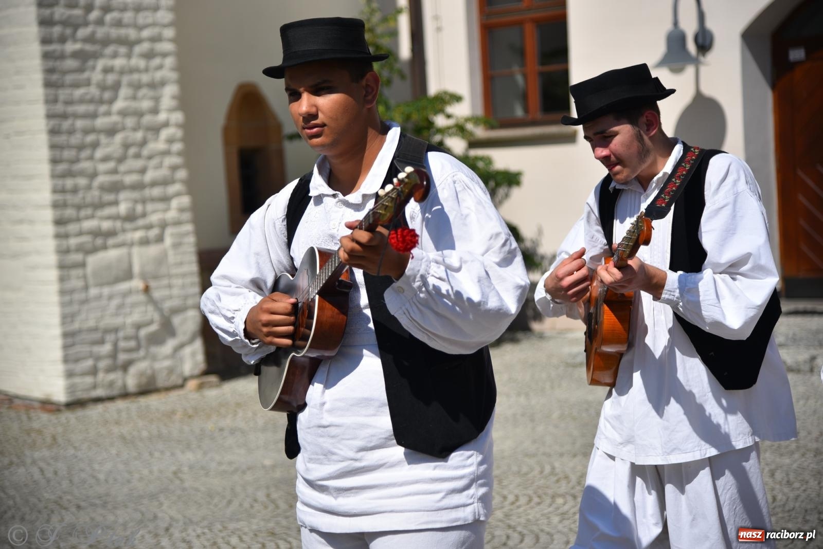 Zdjęcie w galerii na portalu naszraciborz.pl: Śląska mozaika na zamku. Korowód i barwy kultur na dziedzińcu Piastów wiadomości z regionu
