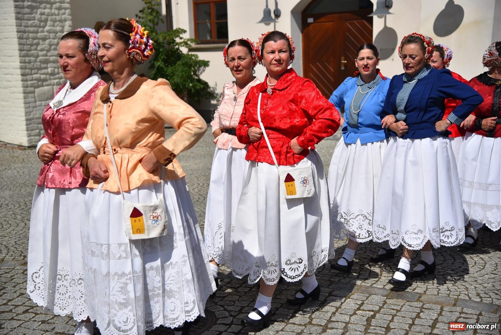 Zdjęcie w galerii na portalu naszraciborz.pl: Śląska mozaika na zamku. Korowód i barwy kultur na dziedzińcu Piastów wiadomości z regionu