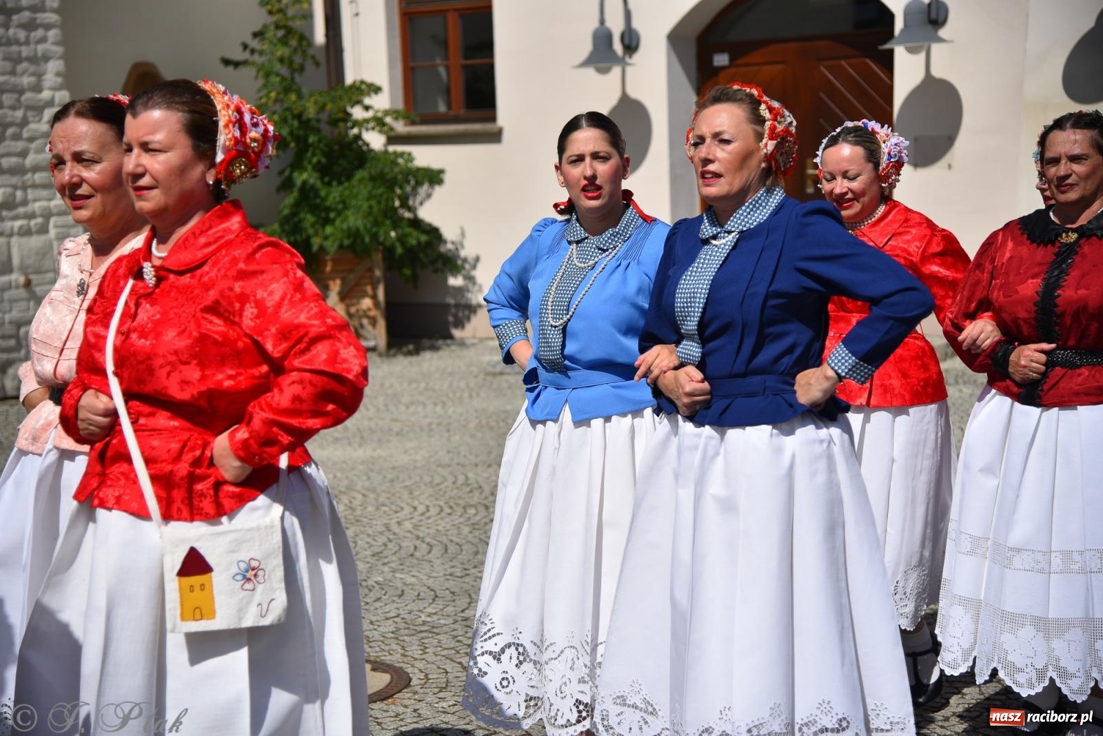 Zdjęcie w galerii na portalu naszraciborz.pl: Śląska mozaika na zamku. Korowód i barwy kultur na dziedzińcu Piastów wiadomości z regionu