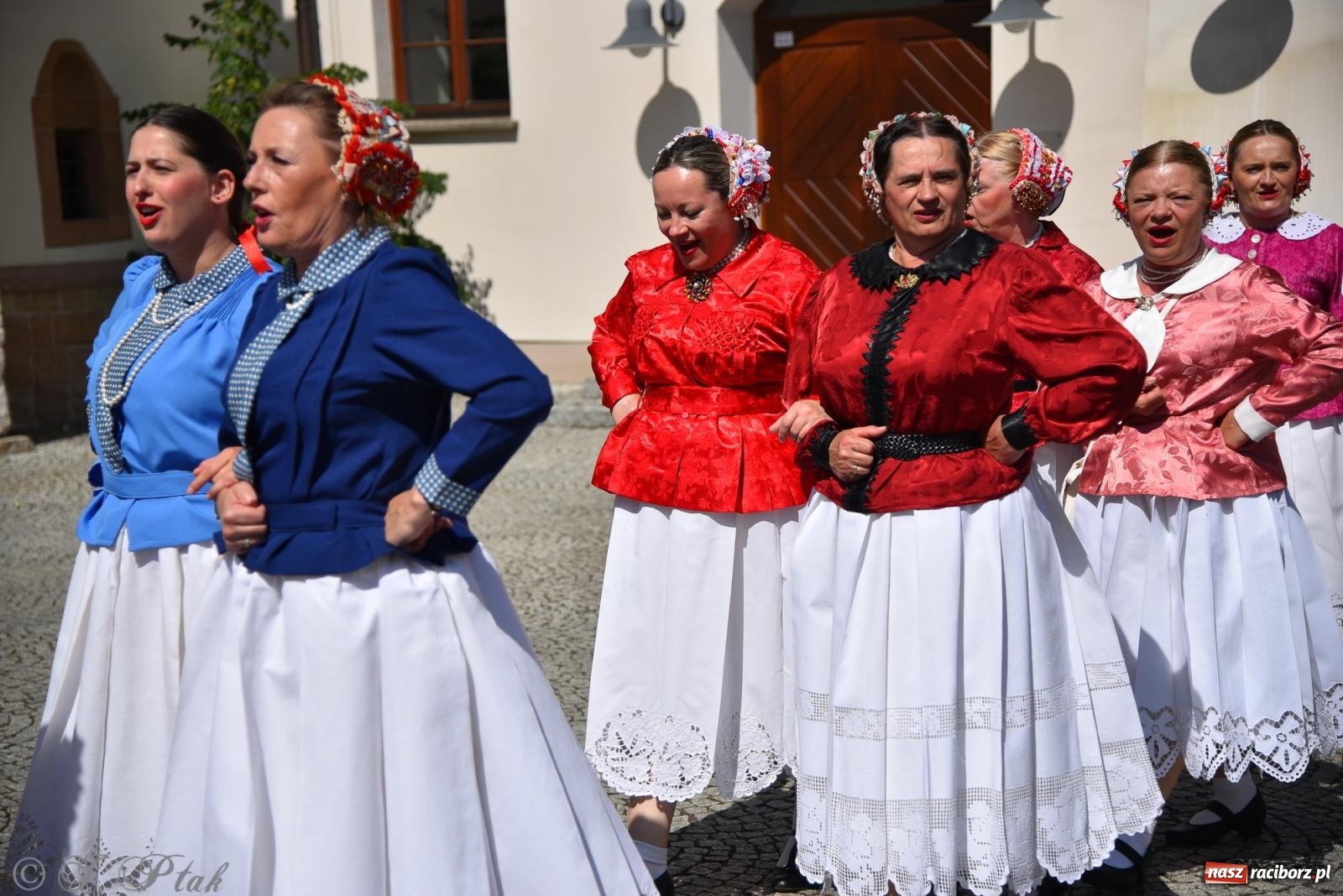 Zdjęcie w galerii na portalu naszraciborz.pl: Śląska mozaika na zamku. Korowód i barwy kultur na dziedzińcu Piastów wiadomości z regionu