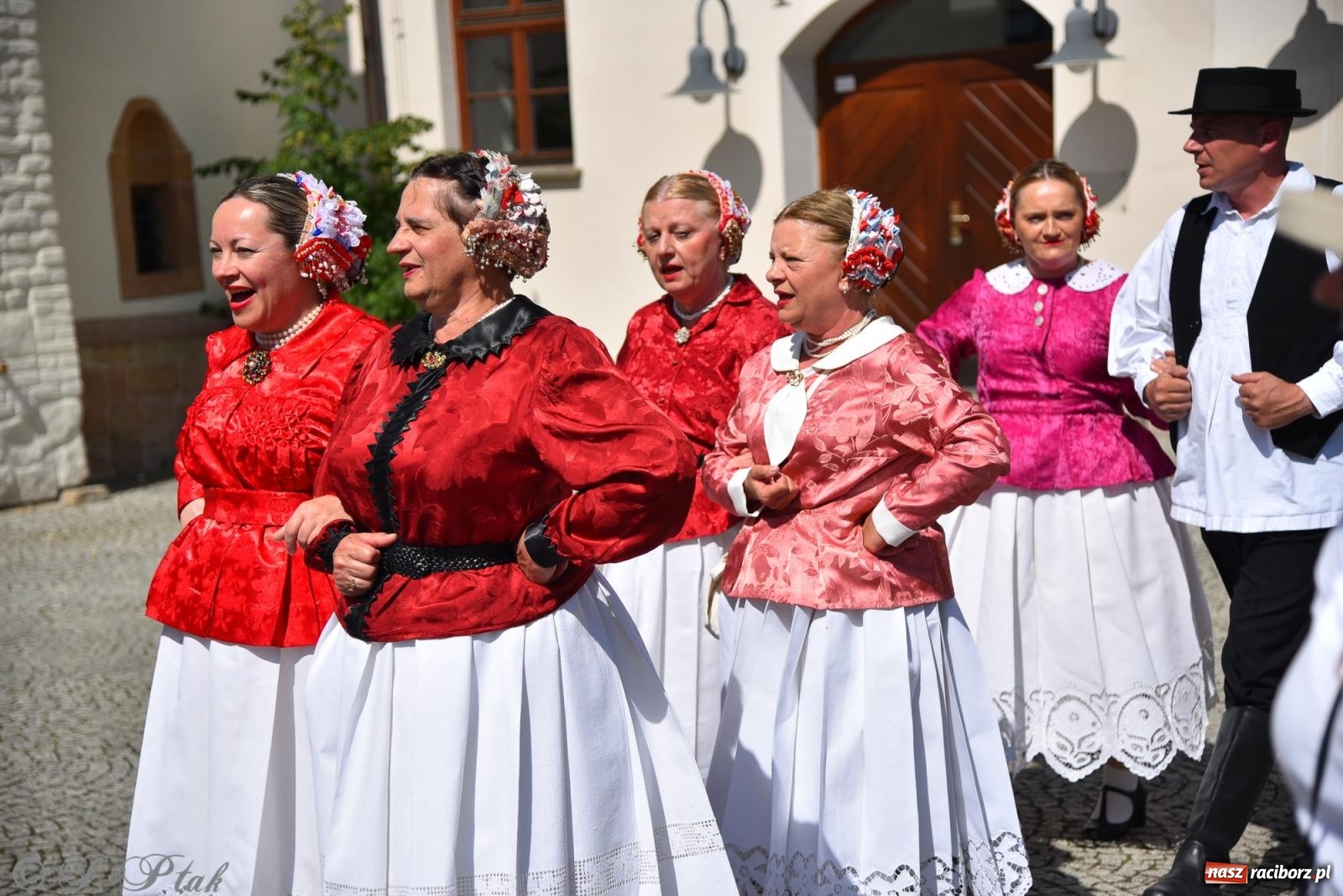 Zdjęcie w galerii na portalu naszraciborz.pl: Śląska mozaika na zamku. Korowód i barwy kultur na dziedzińcu Piastów wiadomości z regionu