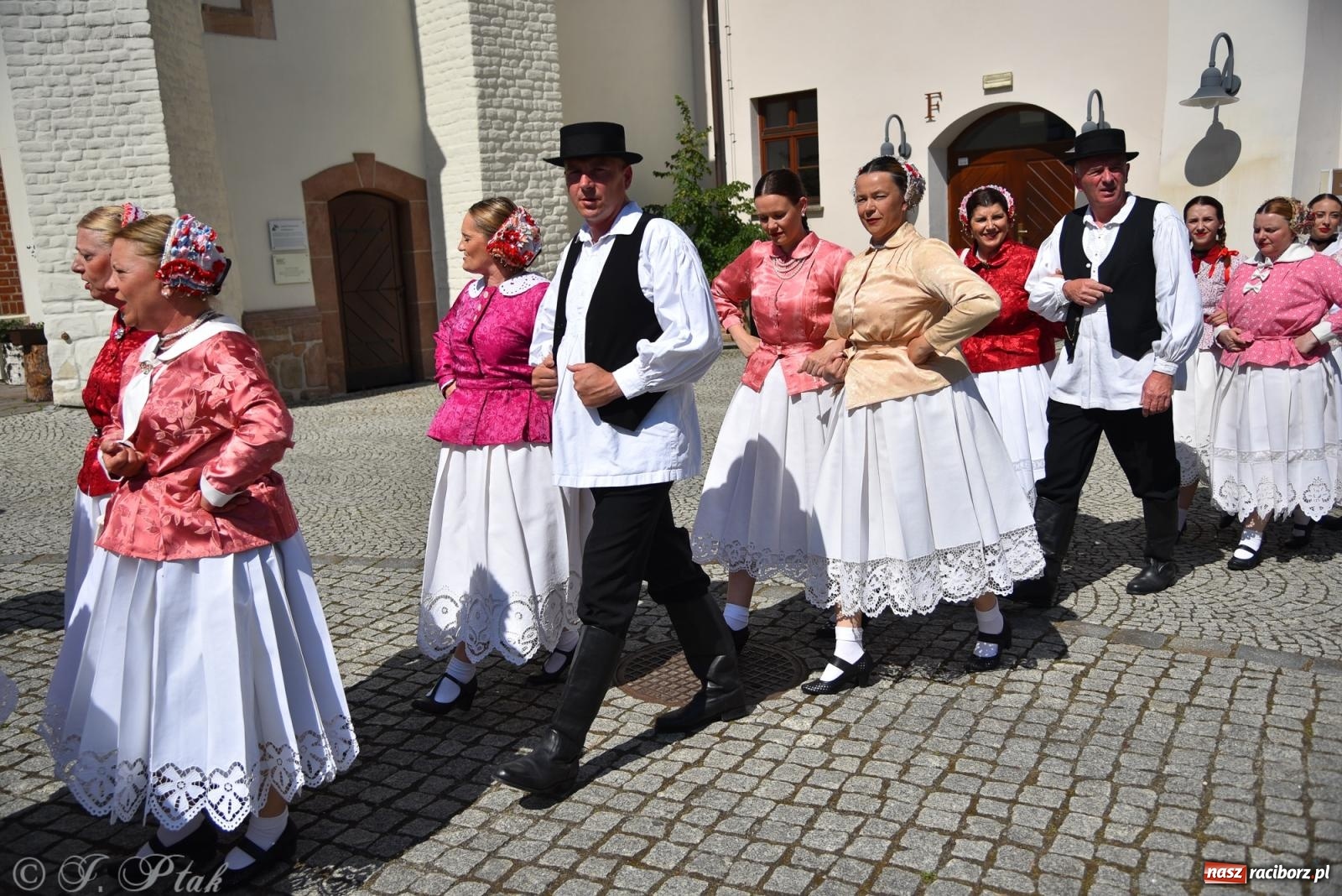 Zdjęcie w galerii na portalu naszraciborz.pl: Śląska mozaika na zamku. Korowód i barwy kultur na dziedzińcu Piastów wiadomości z regionu