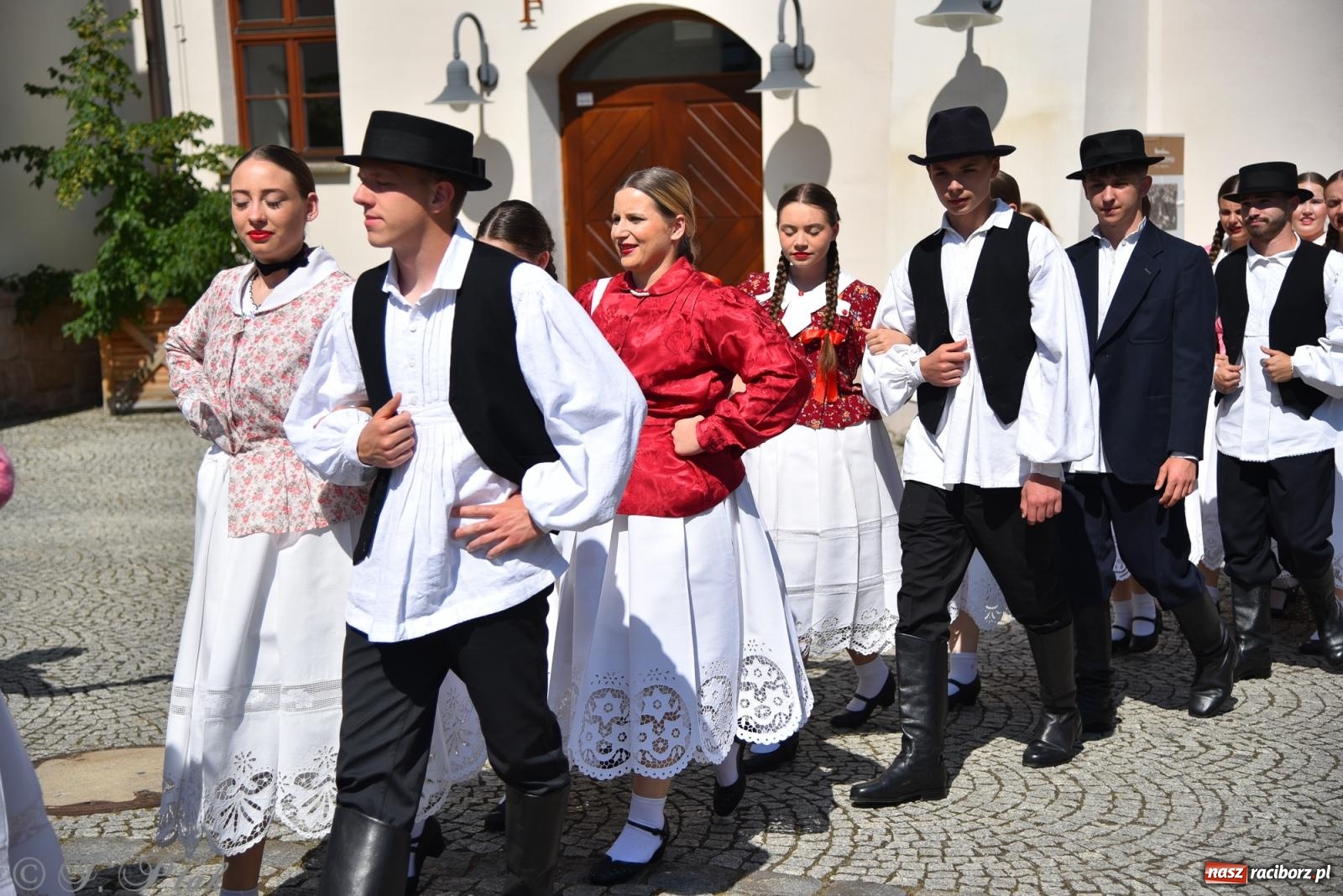 Zdjęcie w galerii na portalu naszraciborz.pl: Śląska mozaika na zamku. Korowód i barwy kultur na dziedzińcu Piastów wiadomości z regionu