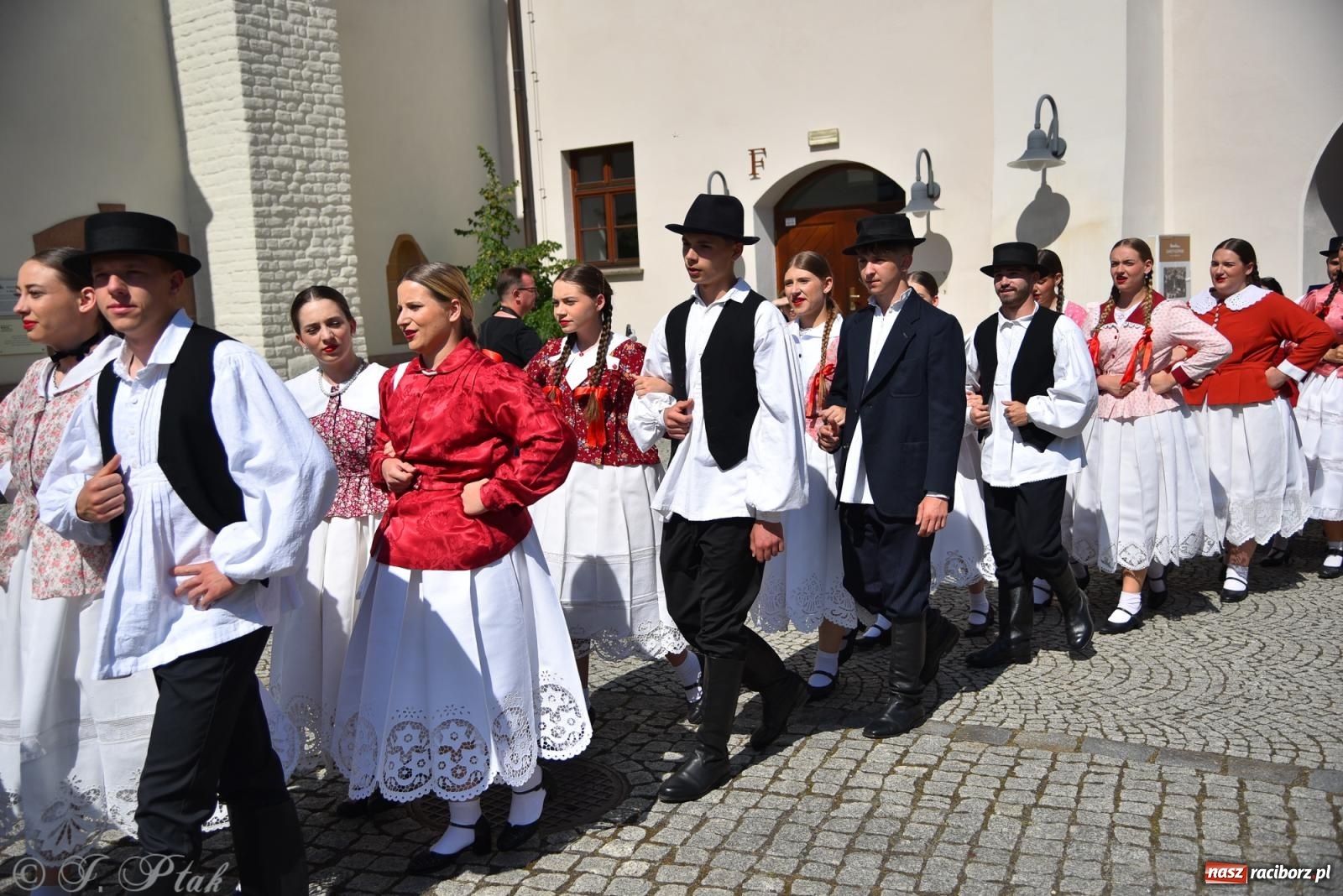 Zdjęcie w galerii na portalu naszraciborz.pl: Śląska mozaika na zamku. Korowód i barwy kultur na dziedzińcu Piastów wiadomości z regionu