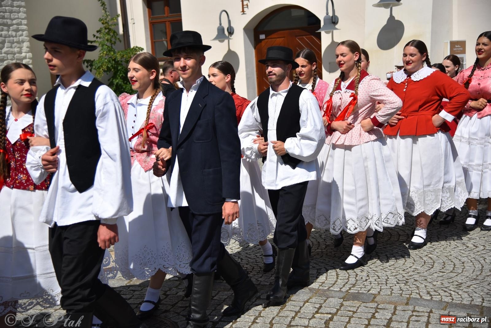 Zdjęcie w galerii na portalu naszraciborz.pl: Śląska mozaika na zamku. Korowód i barwy kultur na dziedzińcu Piastów wiadomości z regionu