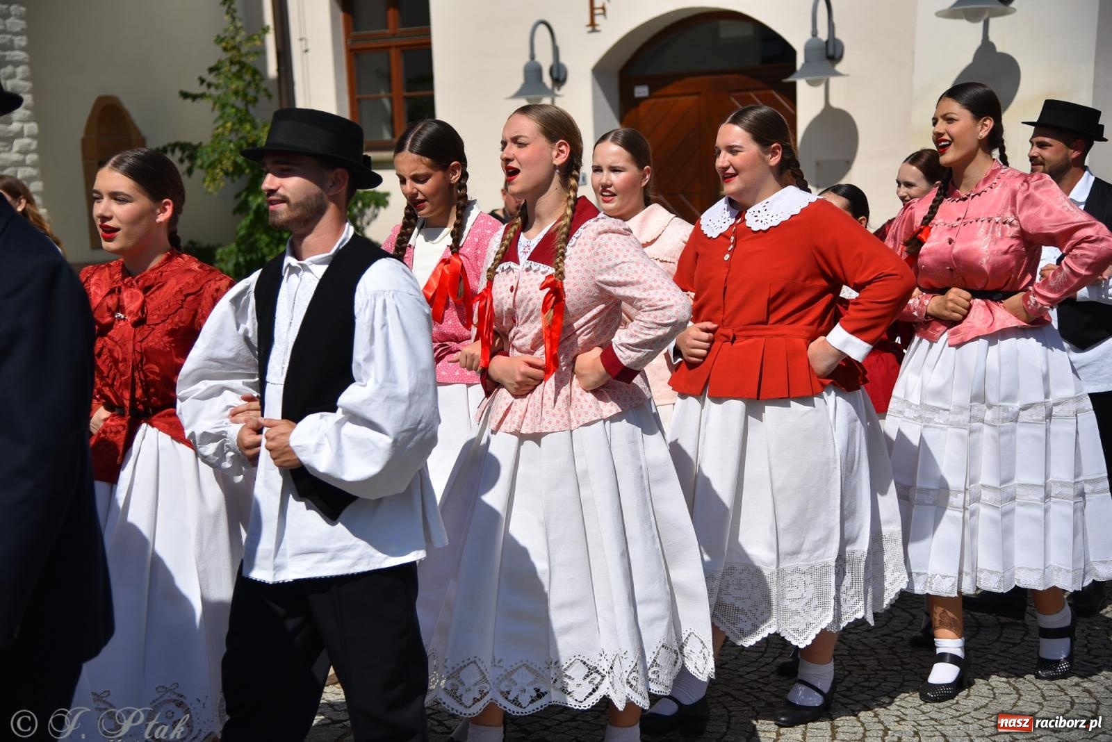 Zdjęcie w galerii na portalu naszraciborz.pl: Śląska mozaika na zamku. Korowód i barwy kultur na dziedzińcu Piastów wiadomości z regionu