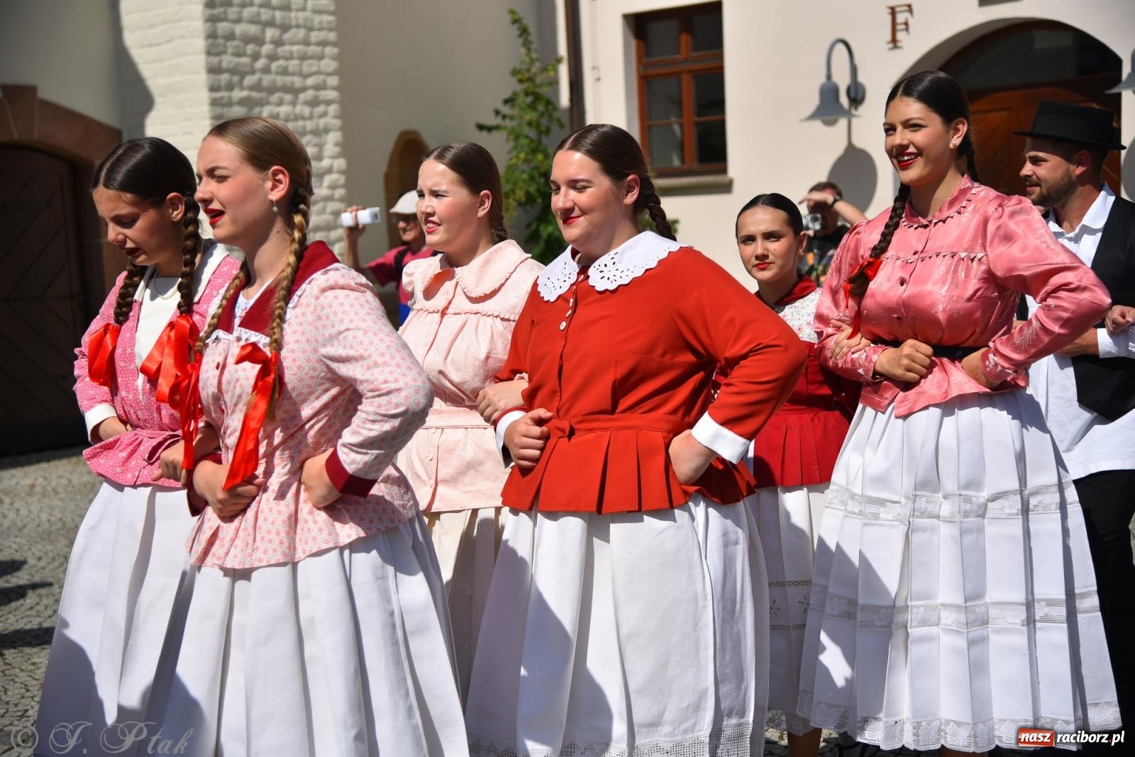 Zdjęcie w galerii na portalu naszraciborz.pl: Śląska mozaika na zamku. Korowód i barwy kultur na dziedzińcu Piastów wiadomości z regionu