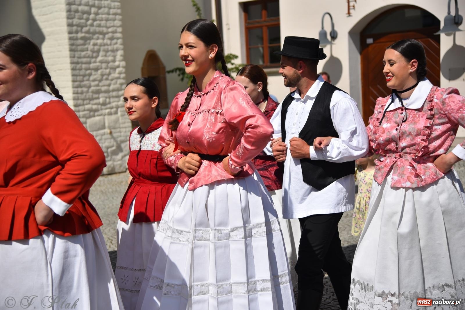 Zdjęcie w galerii na portalu naszraciborz.pl: Śląska mozaika na zamku. Korowód i barwy kultur na dziedzińcu Piastów wiadomości z regionu