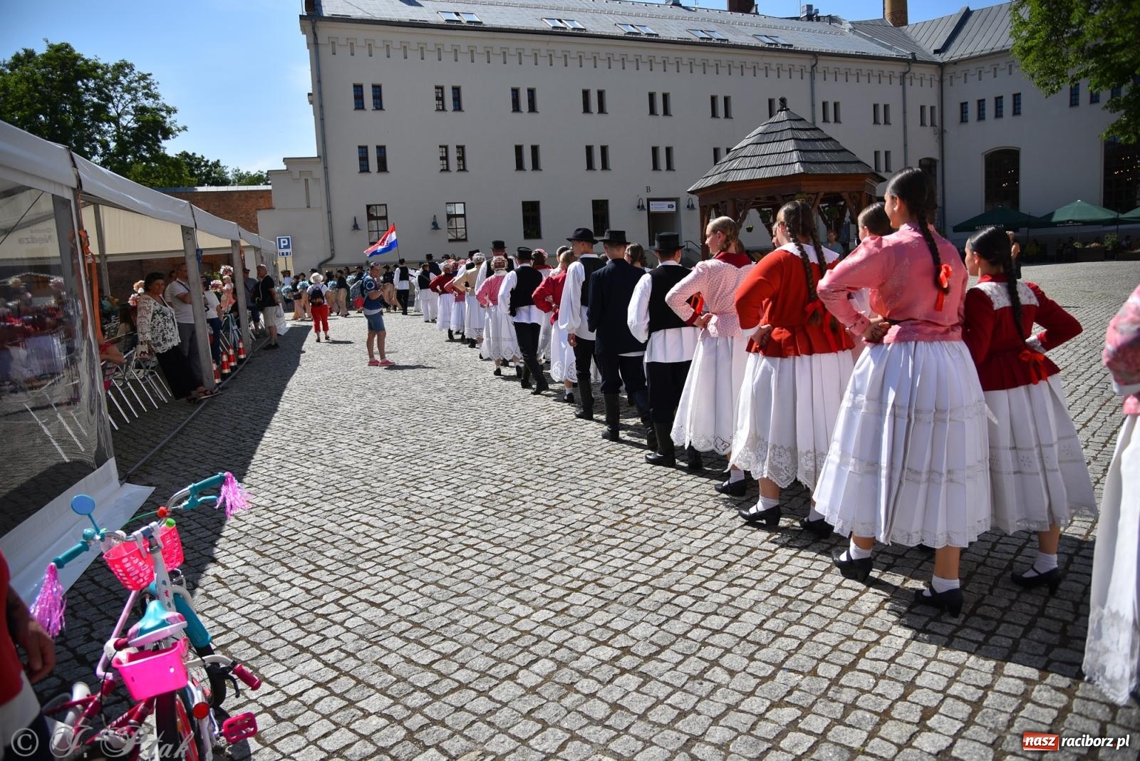 Zdjęcie w galerii na portalu naszraciborz.pl: Śląska mozaika na zamku. Korowód i barwy kultur na dziedzińcu Piastów wiadomości z regionu