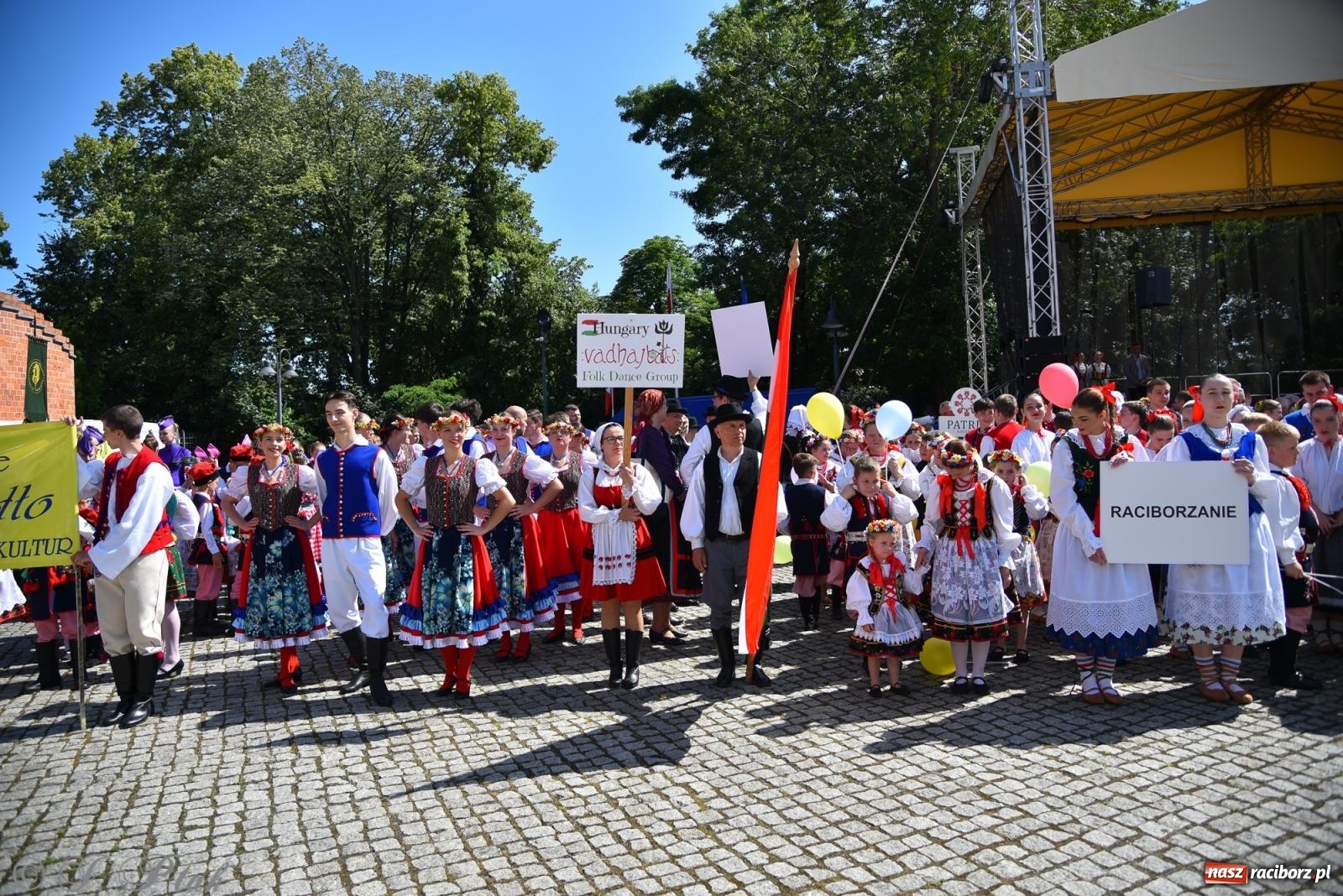 Zdjęcie w galerii na portalu naszraciborz.pl: Śląska mozaika na zamku. Korowód i barwy kultur na dziedzińcu Piastów wiadomości z regionu