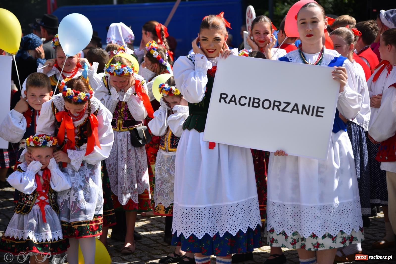 Zdjęcie w galerii na portalu naszraciborz.pl: Śląska mozaika na zamku. Korowód i barwy kultur na dziedzińcu Piastów wiadomości z regionu