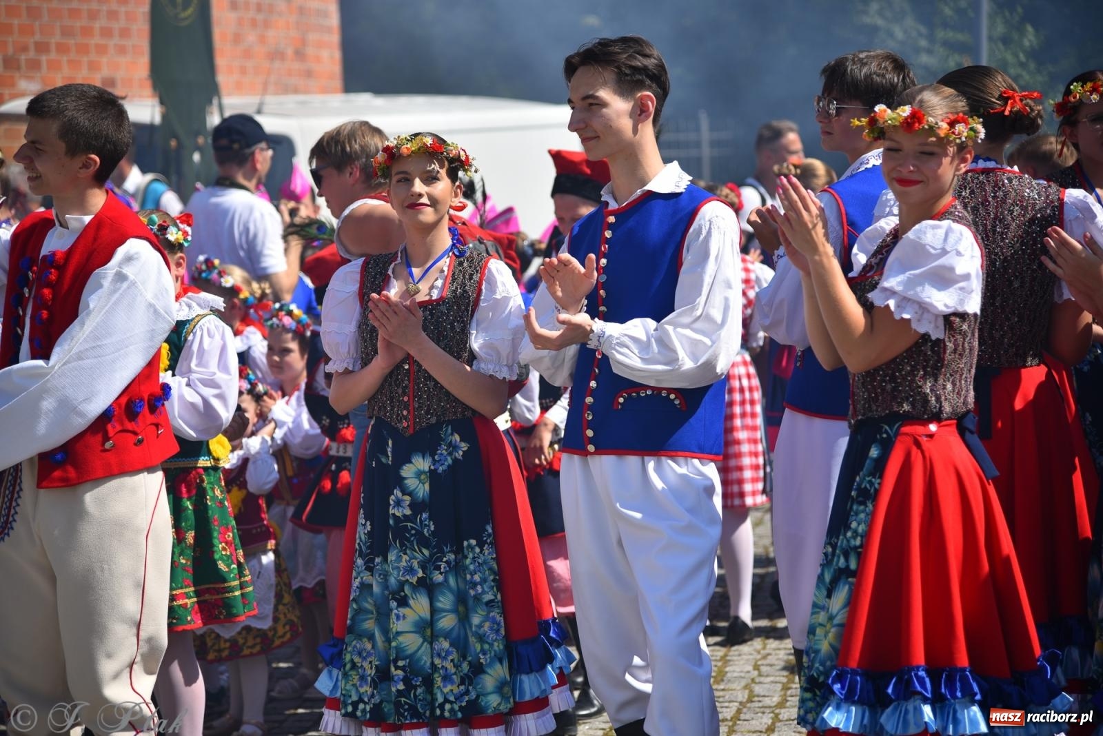 Zdjęcie w galerii na portalu naszraciborz.pl: Śląska mozaika na zamku. Korowód i barwy kultur na dziedzińcu Piastów wiadomości z regionu