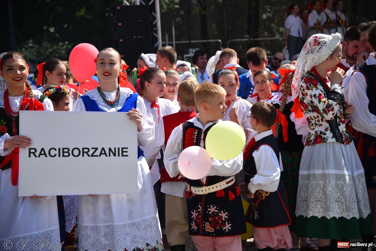 Zdjęcie w galerii na portalu naszraciborz.pl: Śląska mozaika na zamku. Korowód i barwy kultur na dziedzińcu Piastów wiadomości z regionu