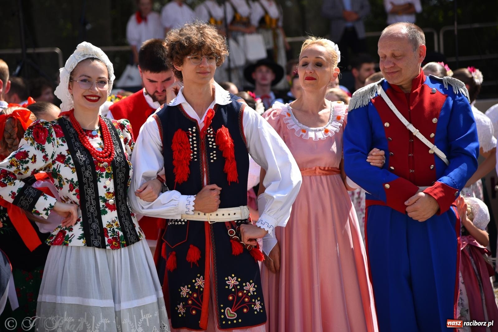 Zdjęcie w galerii na portalu naszraciborz.pl: Śląska mozaika na zamku. Korowód i barwy kultur na dziedzińcu Piastów wiadomości z regionu