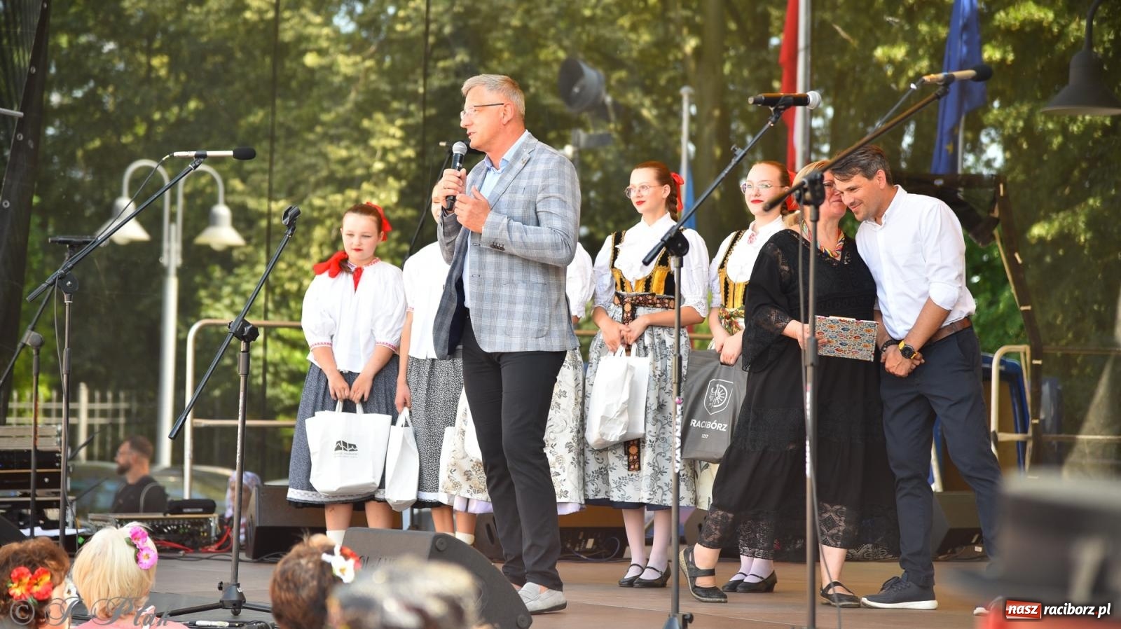 Zdjęcie w galerii na portalu naszraciborz.pl: Śląska mozaika na zamku. Korowód i barwy kultur na dziedzińcu Piastów wiadomości z regionu