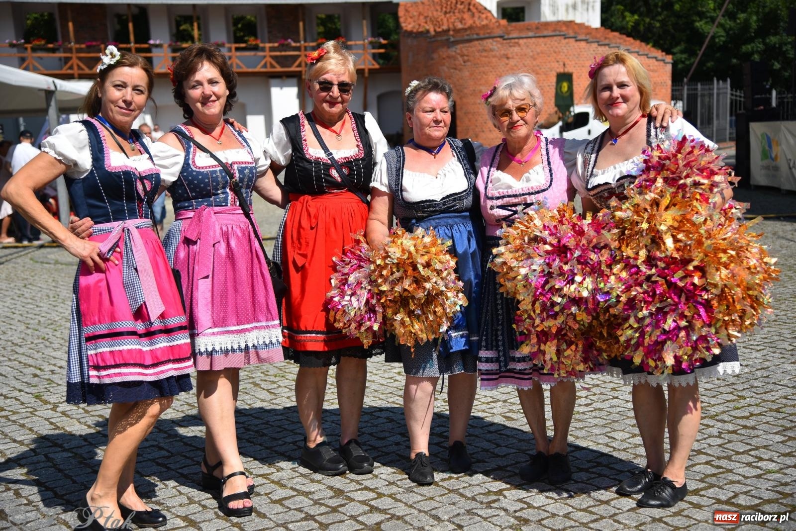 Zdjęcie w galerii na portalu naszraciborz.pl: Śląska mozaika na zamku. Korowód i barwy kultur na dziedzińcu Piastów wiadomości z regionu