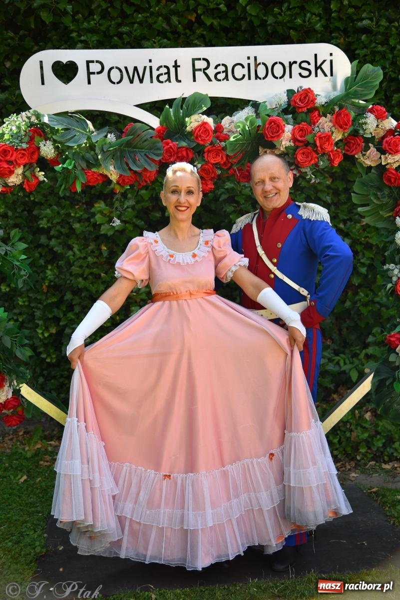 Zdjęcie w galerii na portalu naszraciborz.pl: Śląska mozaika na zamku. Korowód i barwy kultur na dziedzińcu Piastów wiadomości z regionu