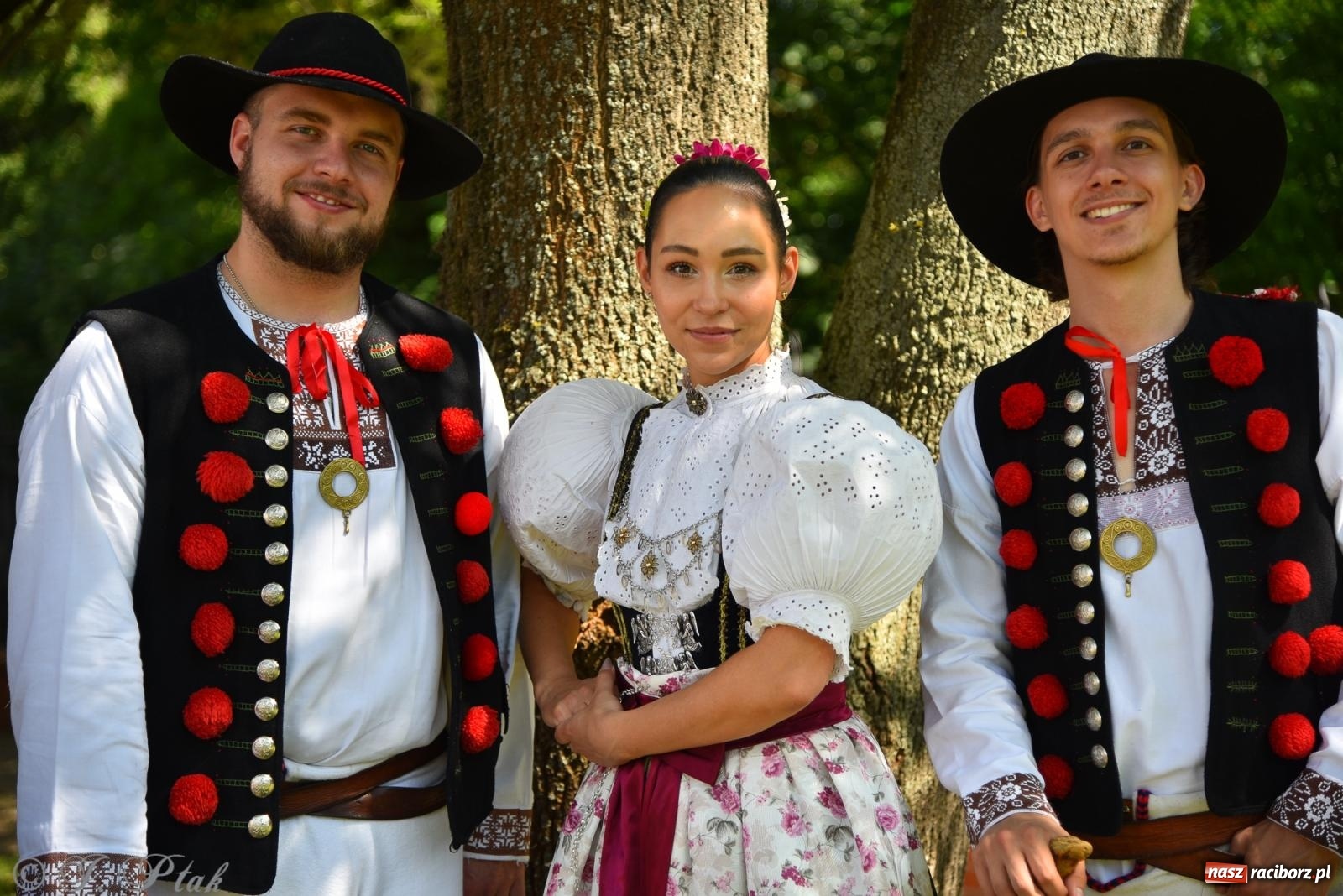 Zdjęcie w galerii na portalu naszraciborz.pl: Śląska mozaika na zamku. Korowód i barwy kultur na dziedzińcu Piastów wiadomości z regionu