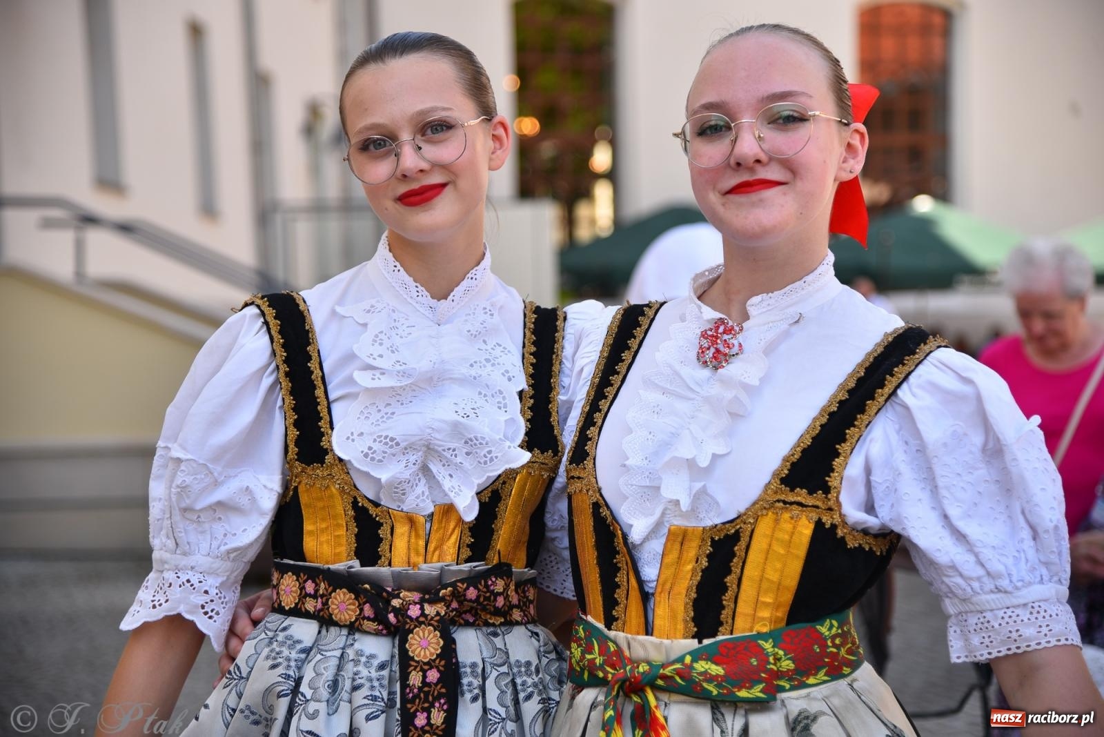 Zdjęcie w galerii na portalu naszraciborz.pl: Śląska mozaika na zamku. Korowód i barwy kultur na dziedzińcu Piastów wiadomości z regionu