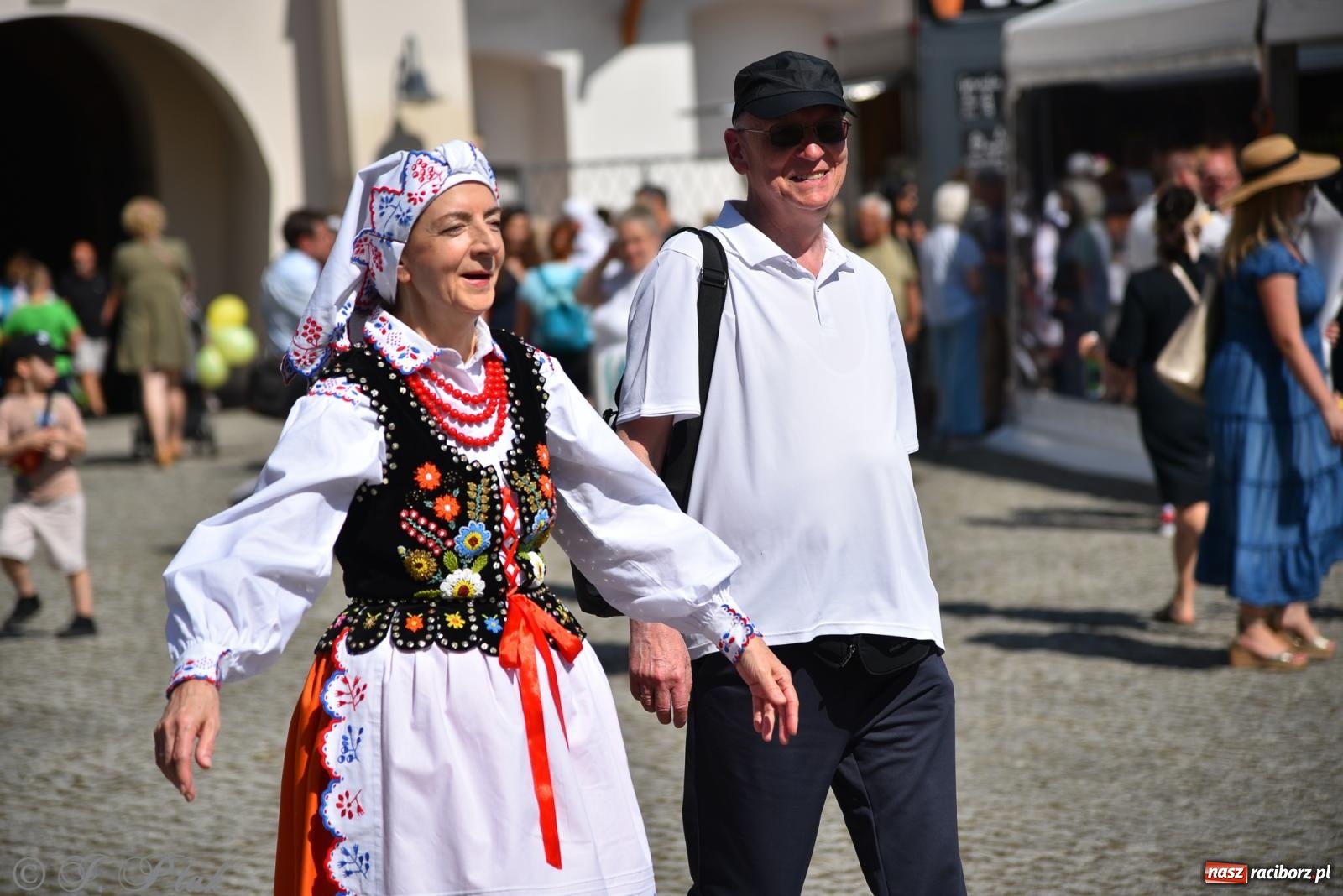 Zdjęcie w galerii na portalu naszraciborz.pl: Śląska mozaika na zamku. Korowód i barwy kultur na dziedzińcu Piastów wiadomości z regionu