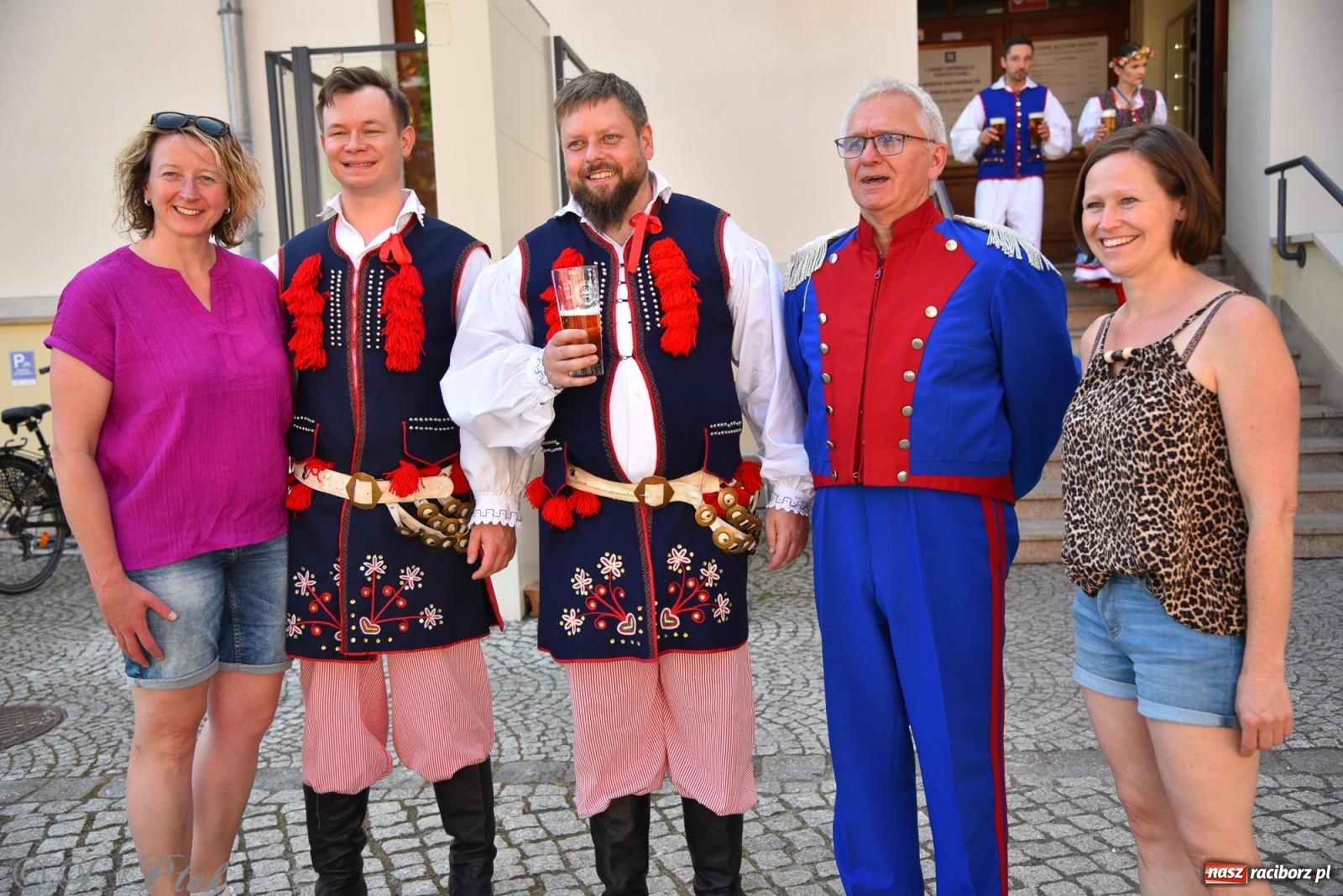 Zdjęcie w galerii na portalu naszraciborz.pl: Śląska mozaika na zamku. Korowód i barwy kultur na dziedzińcu Piastów wiadomości z regionu