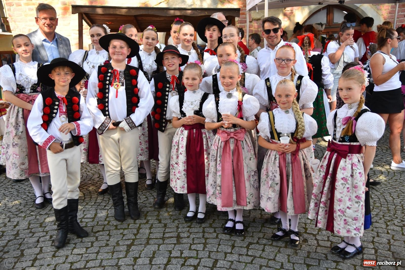 Zdjęcie w galerii na portalu naszraciborz.pl: Śląska mozaika na zamku. Korowód i barwy kultur na dziedzińcu Piastów wiadomości z regionu