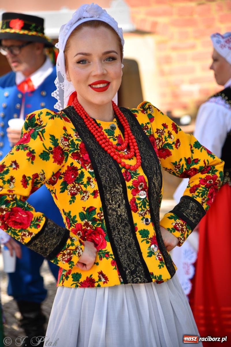 Zdjęcie w galerii na portalu naszraciborz.pl: Śląska mozaika na zamku. Korowód i barwy kultur na dziedzińcu Piastów wiadomości z regionu