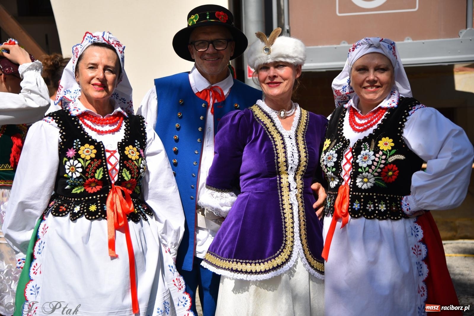 Zdjęcie w galerii na portalu naszraciborz.pl: Śląska mozaika na zamku. Korowód i barwy kultur na dziedzińcu Piastów wiadomości z regionu