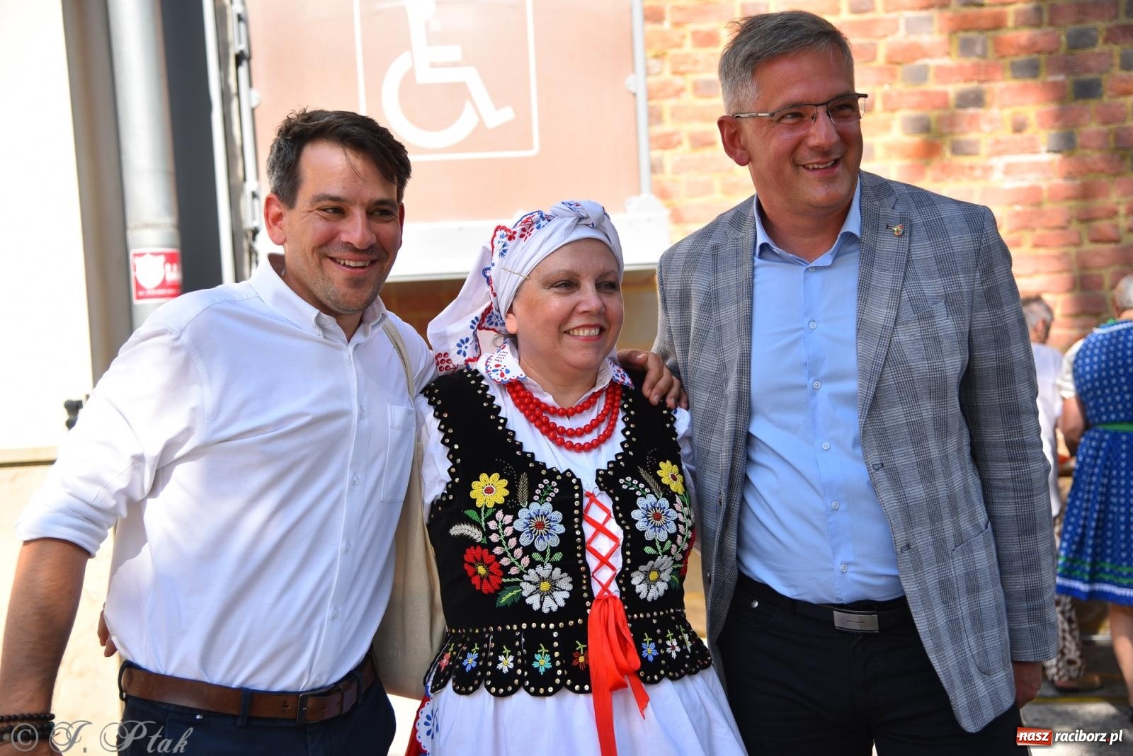 Zdjęcie w galerii na portalu naszraciborz.pl: Śląska mozaika na zamku. Korowód i barwy kultur na dziedzińcu Piastów wiadomości z regionu