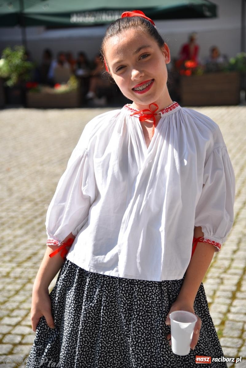 Zdjęcie w galerii na portalu naszraciborz.pl: Śląska mozaika na zamku. Korowód i barwy kultur na dziedzińcu Piastów wiadomości z regionu