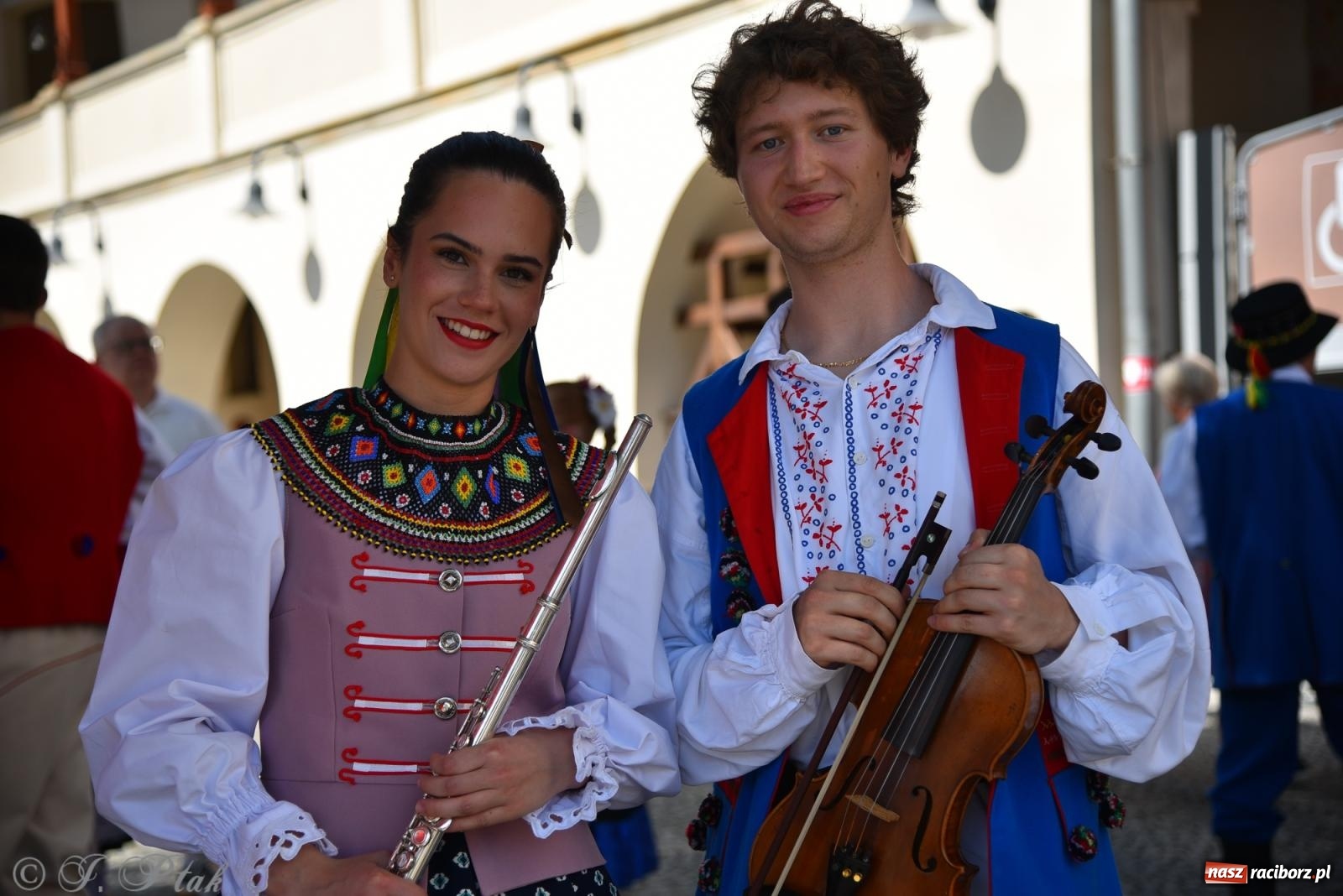 Zdjęcie w galerii na portalu naszraciborz.pl: Śląska mozaika na zamku. Korowód i barwy kultur na dziedzińcu Piastów wiadomości z regionu