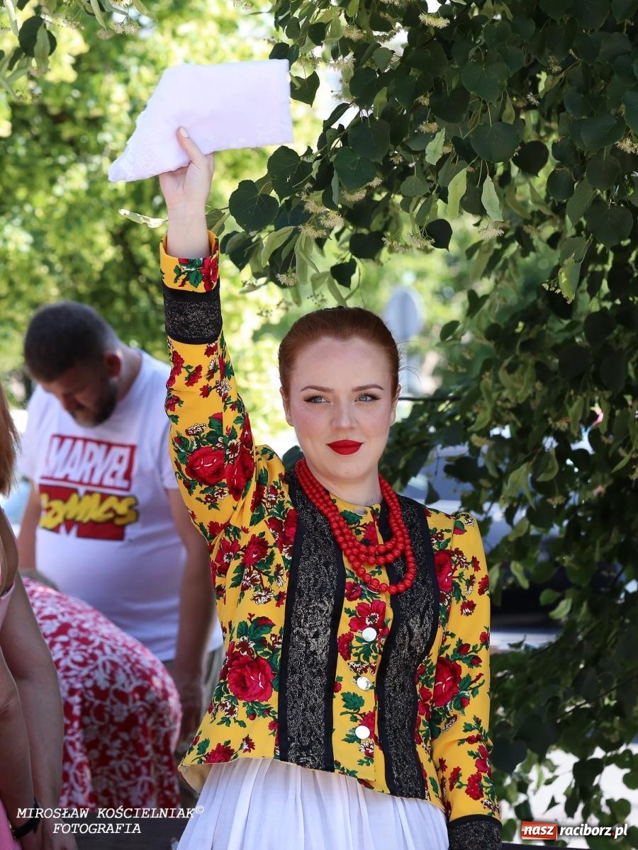 Zdjęcie w galerii na portalu naszraciborz.pl: Śląska mozaika na zamku. Korowód i barwy kultur na dziedzińcu Piastów wiadomości z regionu